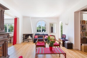 Fernseher, Kamin, DVD-Player, Bücher