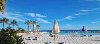 Yhden makuuhuoneen "Beach Haven" 5 * lomakohteessa, uima-altaat ja oma ranta