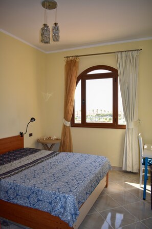 1 chambre, bureau, fer et planche à repasser, Wi-Fi