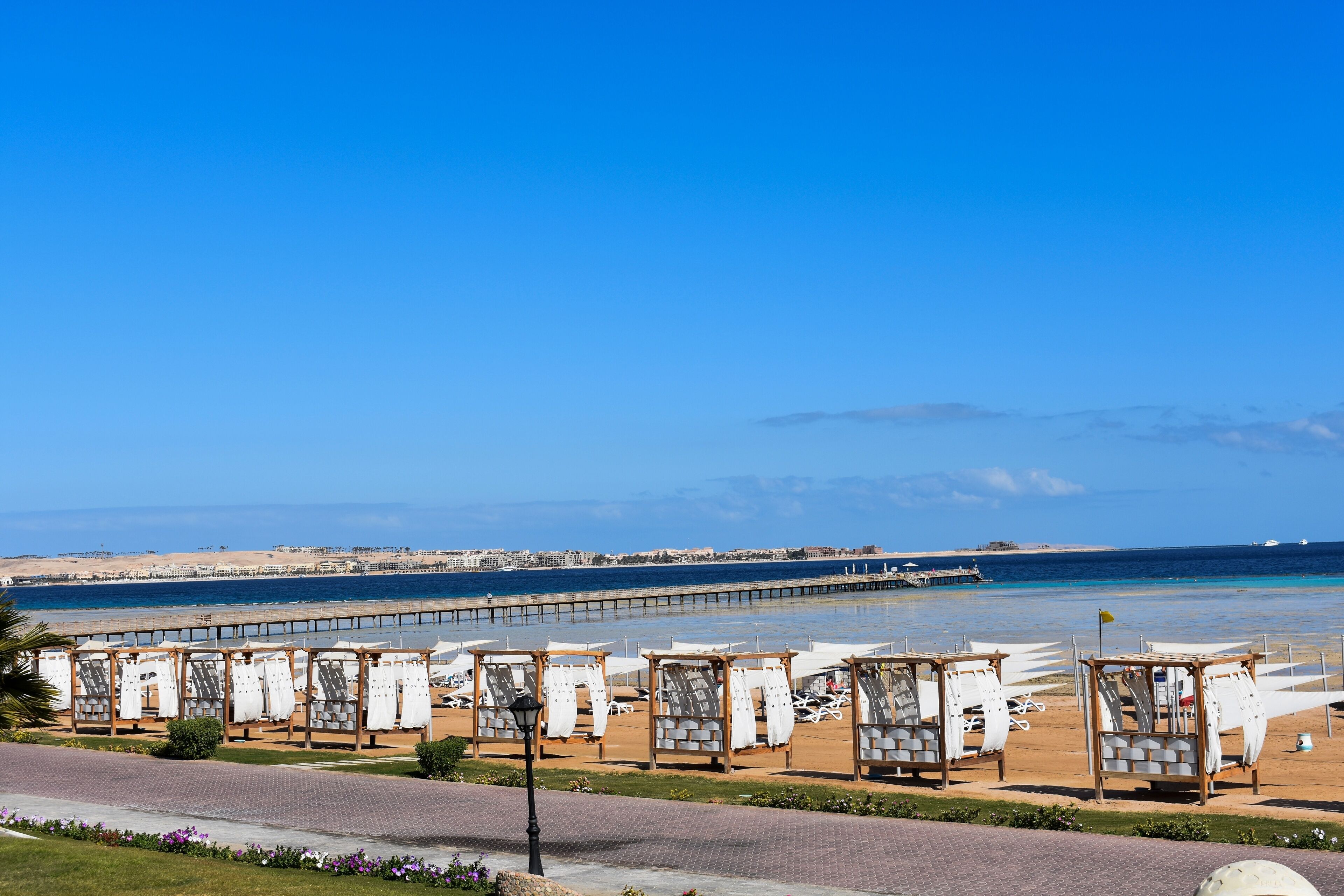 Am Strand, Liegestühle, Strandtücher
