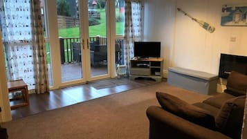 Chalet | Living area | 30-inch TV with cable channels