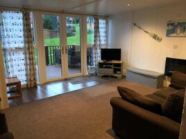 木屋 | 起居区 | 30-英寸电视（配备有线频道）