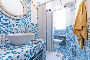Shower, bidet, towels