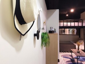 Departamento Gallery, 1 habitación (806) | Área de sala de estar | Televisión de 32 pulgadas con canales vía satélite 