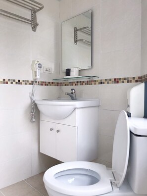 Departamento de lujo (805) | Baño | Regadera, regadera tipo lluvia, secadora de cabello, pantuflas 