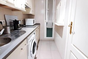 Kjøleskap, ovn og spisebord