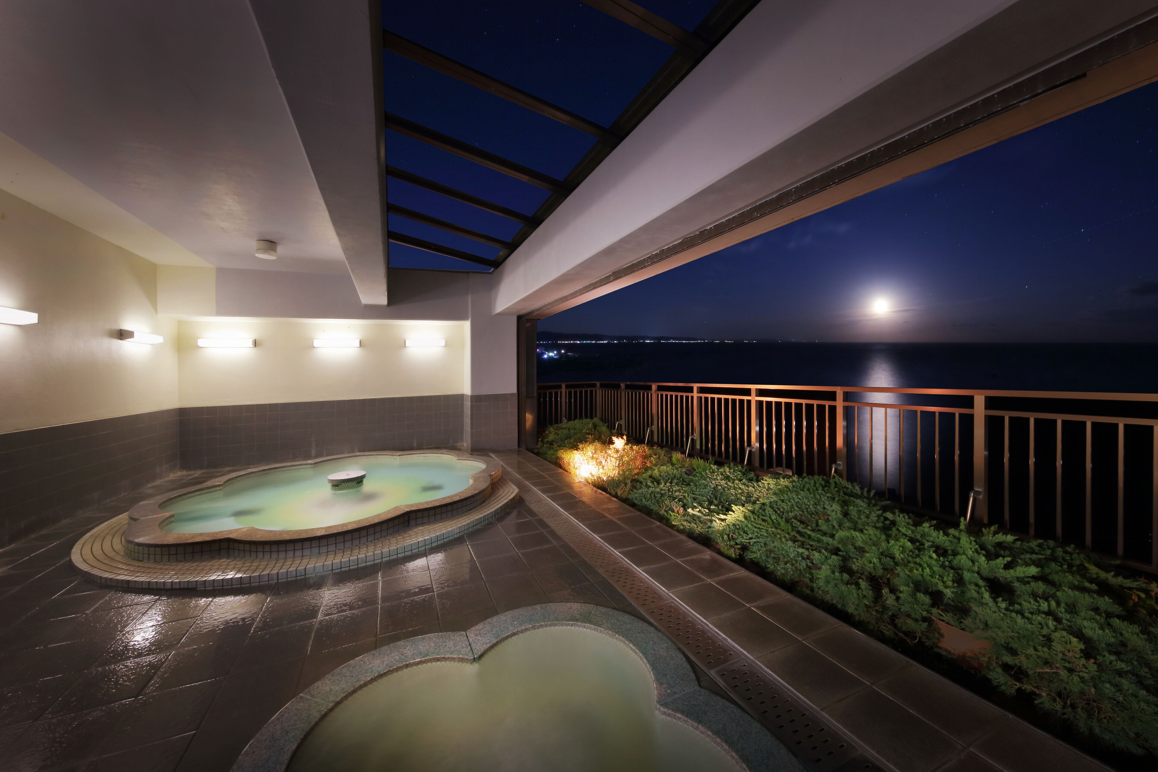 separate bathtub and shower, free toiletries, hair dryer