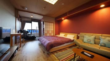Une chambre d’hôtel équipée d’un lit, d’un canapé, d’une télévision et d’un bureau.