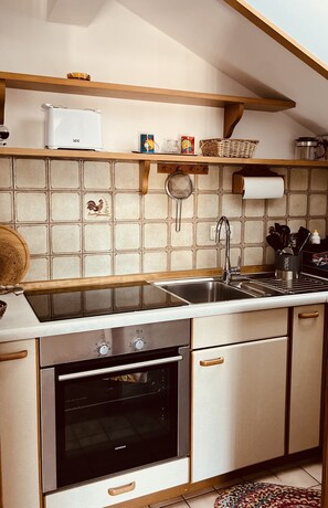 ثلاجة، ميكروويف، فرن، موقد طهي مسطح