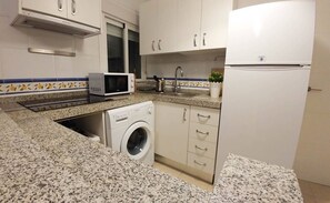 Réfrigérateur, four, tables à manger