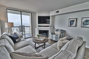 テレビ、暖炉、DVD プレーヤー、ビデオライブラリ