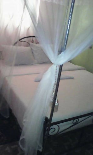 Double Room | Desk, free WiFi, bed sheets - Vatican City Resort (Sigomere)