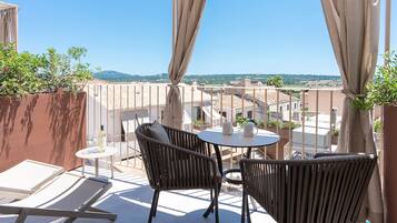 Habitación doble superior, Terraza | Ropa de cama de alta calidad y camas con efecto memoria