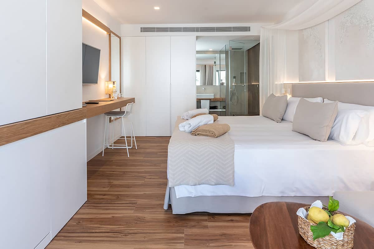 junior studio suite, terrace | 1 bedroom, premium bedding, memory-foam beds, in-room safe