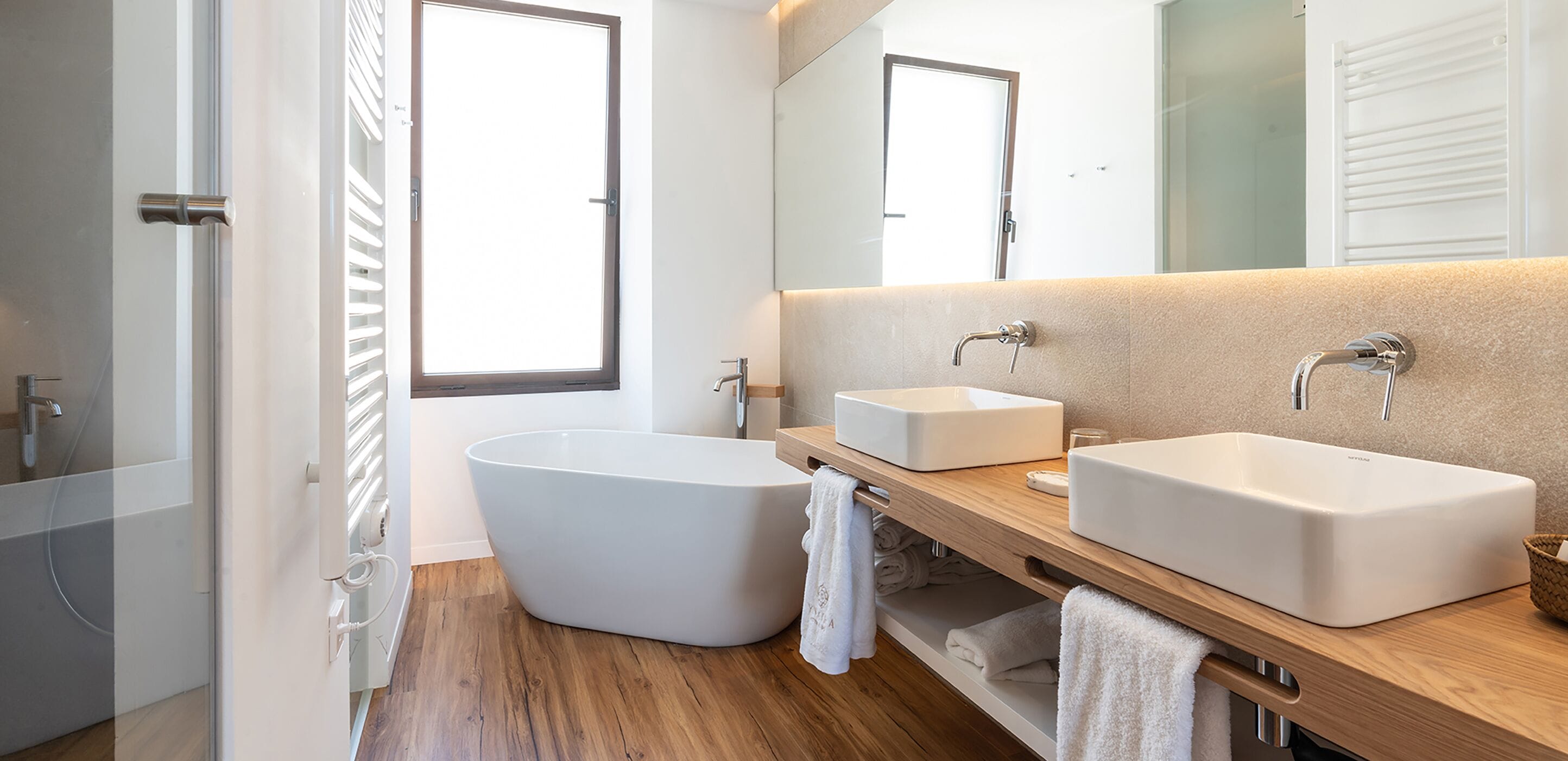 suite, terrace (jacuzzi) | bathroom | hair dryer, slippers, towels, soap