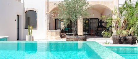 Piscine couverte, piscine extérieure, parasols de plage, chaises longues