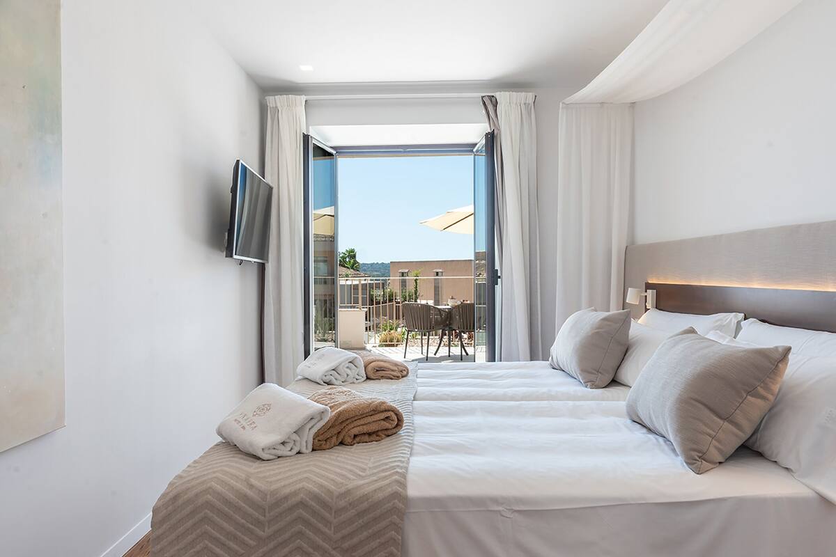 suite, terrace (jacuzzi) | 1 bedroom, premium bedding, memory-foam beds, in-room safe