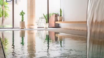 室內游泳池和室外游泳池,提供泳池遮陽傘和日光浴躺椅