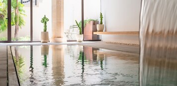 Piscina interna, piscina externa, guarda-sóis, espreguiçadeiras