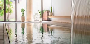 Indoor pool, outdoor pool, pool umbrellas, pool loungers - Ynaira Hotel & Spa (Ariany)