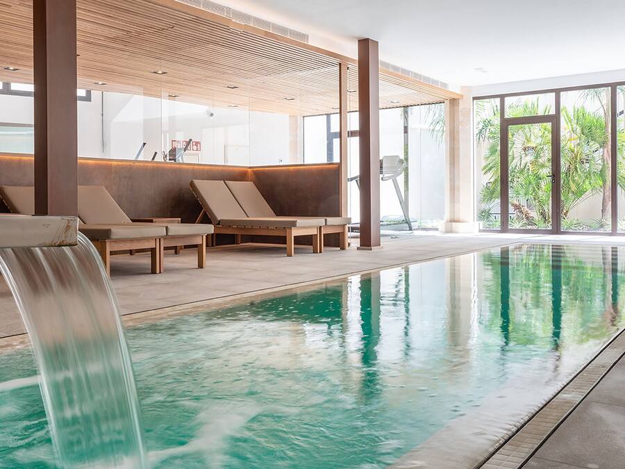Indoor spa tub
