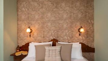 Basic Studio | In-room safe, laptop workspace, soundproofing, iron/ironing board