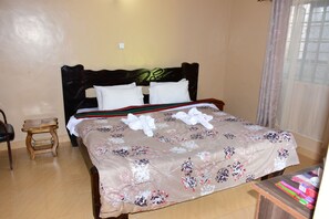Quarto executivo | Escrivaninha, cortinas blackout, Wi-Fi de cortesia, roupa de cama
