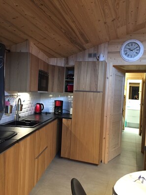 Microondas, lavavajillas, cafetera y tetera y periquera 