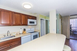 冰箱、微波炉、烤箱、炉灶