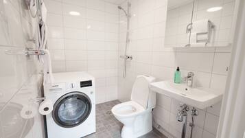 Estúdio, 2 camas de solteiro (Loft) | Banheiro | Chuveiro, secador de cabelo, piso aquecido, toalhas de banho