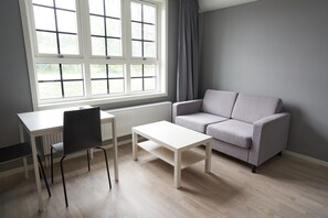 Estudio, 2 camas individuales (Accessible) | Sala de estar | Una Smart TV