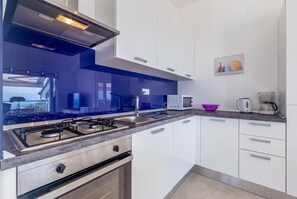 ثلاجة، ميكروويف، فرن، غسالة أطباق