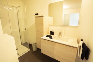 Dusche, Haartrockner, Handtücher, Seife