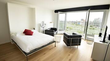 1 habitación, escritorio, tabla de planchar con plancha y cuna de viaje