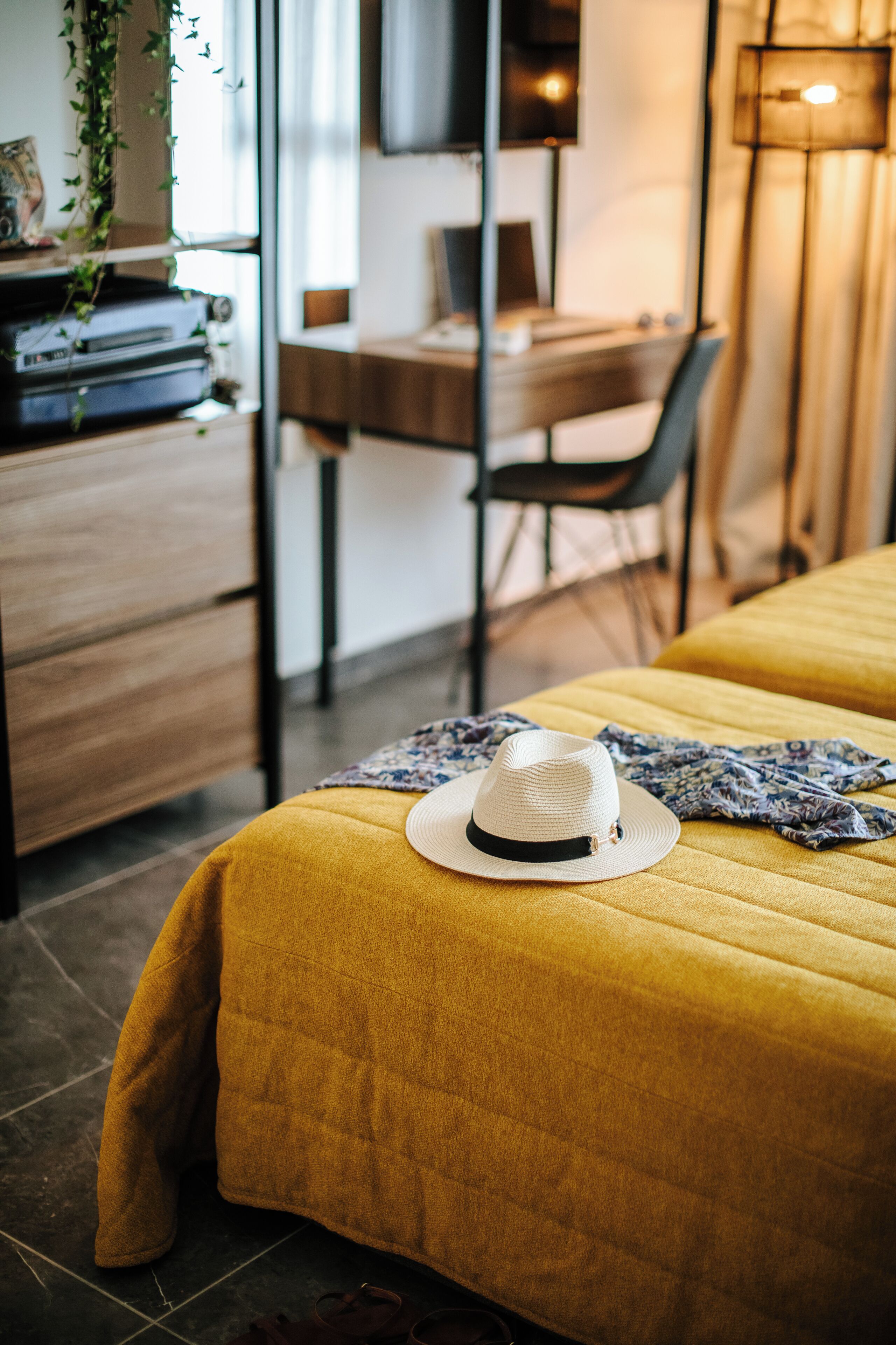 Une chambre d’hôtel avec un lit, un bureau et une chaise.