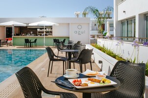 Se ofrece un desayuno bufé (12 EUR por persona)