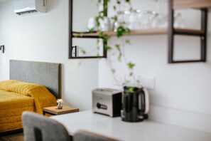 Superior Room With Balcony | Een kluis op de kamer, verduisterende gordijnen, geluiddichte muren
