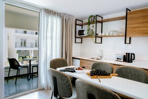 Caja de seguridad en la habitación y cortinas blackout 