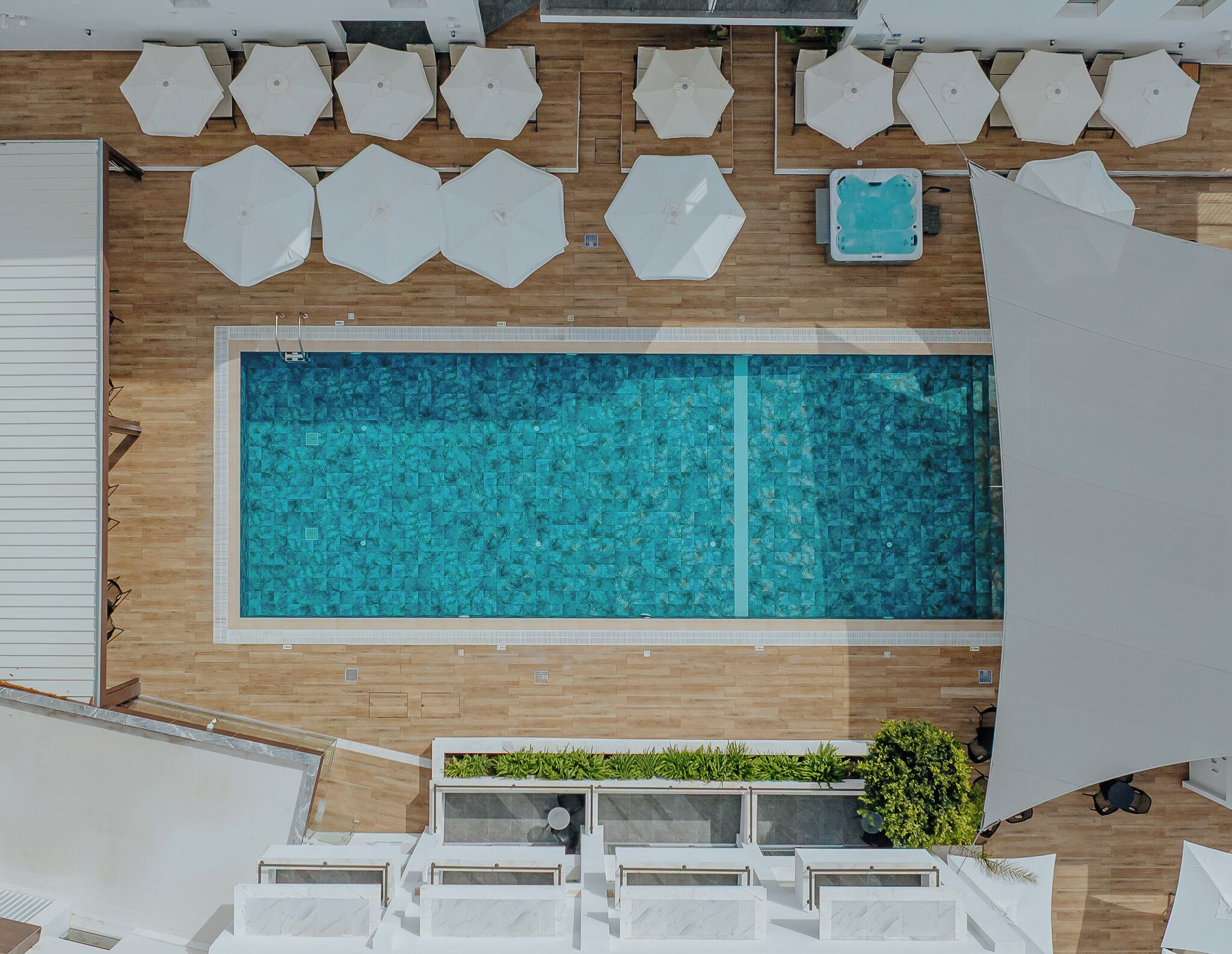 Kolam renang outdoor musiman, dengan payung kolam renang