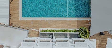 Kolam renang outdoor musiman, dengan payung kolam renang