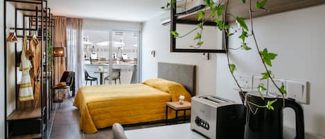 Superior Room Pool View | Bộ đồ giường cao cấp, két bảo mật tại phòng, phòng cách âm