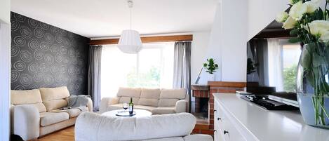 Apartment, Balcony | Living room | 41-inch TV with cable channels