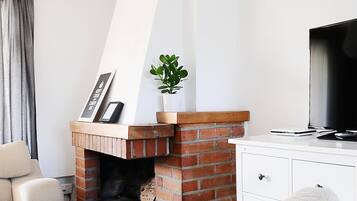 Apartment, Balcony | Ruang tamu | 41 inci televisyen dengan kabel