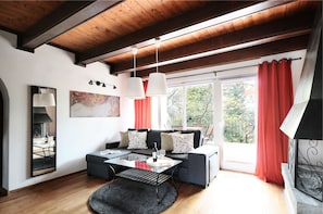 Appartement, terrasse | Salle de séjour | Téléviseur de 41 po avec télévision par câble