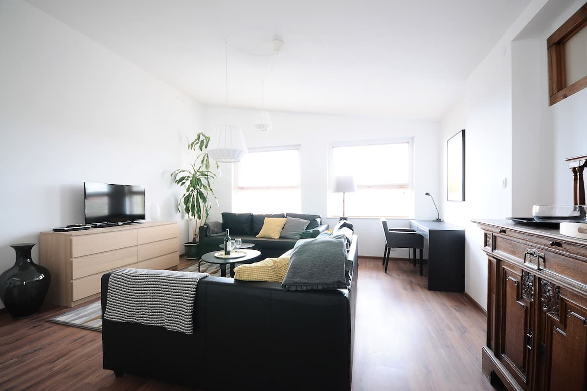 Departamento superior | Escritorio y espacio para trabajar con laptop