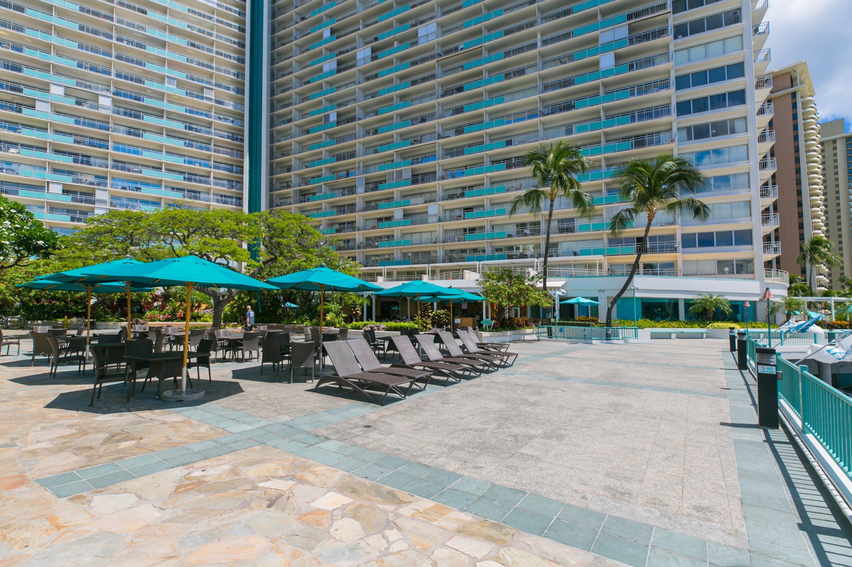 Loungers and tables in the courtyard to watch the surf