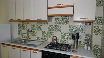 Fridge, oven, stovetop, coffee/tea maker