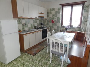 Kühlschrank, Ofen, Herdplatte, Wasserkocher mit Kaffee-/Teezubehör