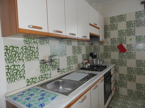 Fridge, oven, stovetop, coffee/tea maker - Quiet apartment a stone's throw from the EUR (Roma)