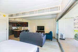 Um apartamento moderno com sala de estar, cozinha e varanda.